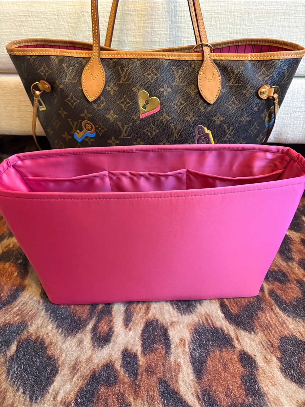 AUTH Louis Vuitton Love Lock Neverfull MM and new insert/Hot pink - Picture 3 of 14